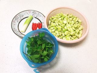 1、素炒薄荷蚕豆,准备食材：新摘的薄荷，新鲜的蚕豆，大葱，泡椒小米辣