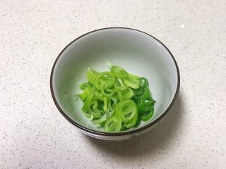 2、素炒薄荷蚕豆,把大葱切成葱花