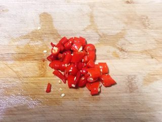 3、素炒薄荷蚕豆,泡椒小米辣切成小丁