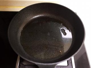 7、素炒薄荷蚕豆,炒锅烧热后加入1小勺玉米油