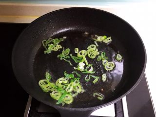 8、素炒薄荷蚕豆,油烧热后加入葱花，炒出香味