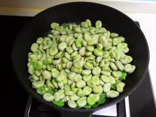 9、素炒薄荷蚕豆,加入焯好的蚕豆