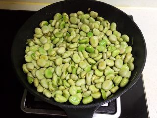 10、素炒薄荷蚕豆,翻炒1分钟