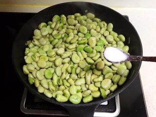 11、素炒薄荷蚕豆,加入3克精盐调味