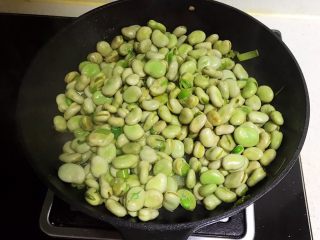 12、素炒薄荷蚕豆,翻炒均匀