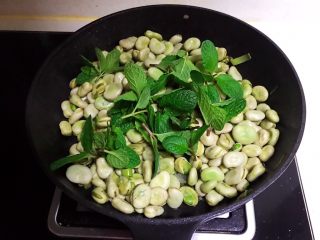 13、素炒薄荷蚕豆,加入薄荷