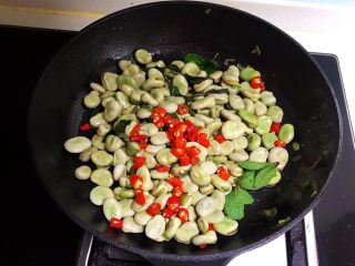 14、素炒薄荷蚕豆,加入泡椒小米辣