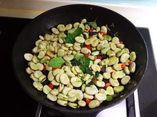 15、素炒薄荷蚕豆,翻炒均匀即可