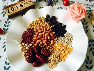 1、养生壶瘦身排毒养颜汤,备齐所有料