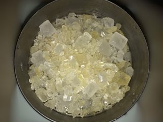 4、姜汁冰糖炖燕窝,准备碎冰糖