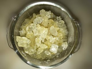 7、姜汁冰糖炖燕窝,将燕窝放入苏泊尔炖盅里,放入冰糖和姜汁