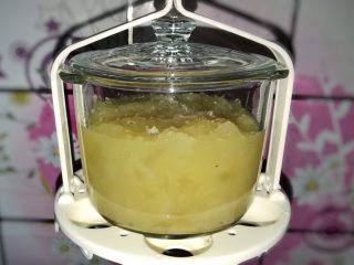 9、姜汁冰糖炖燕窝,炖盅装置在炖架上