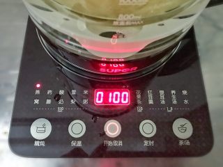 10、姜汁冰糖炖燕窝,放入苏泊尔养生壶,加入水800ml,放入炖盅,盖盖,选择精炖的燕窝模式,默认是1小时,因为我的燕窝没加水,量较多浓缩,按定时键设时间为1.5小时