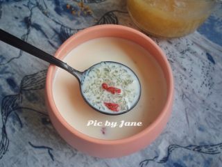 15、姜汁冰糖炖燕窝,拌匀后就能喝了,有淡淡的姜汁味。