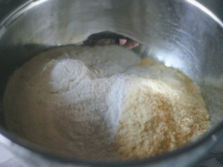 1、红糖燕麦窝头,玉米面和面粉混合。