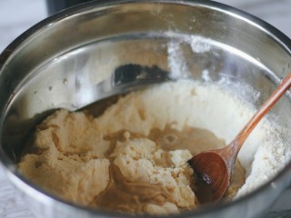 3、红糖燕麦窝头,红糖水分数次倒入面粉中，根据自己面粉的吸水率，水的用量可能会不同。