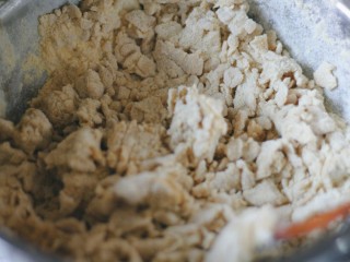 4、红糖燕麦窝头,用筷子或勺子搅拌至粗粒状。