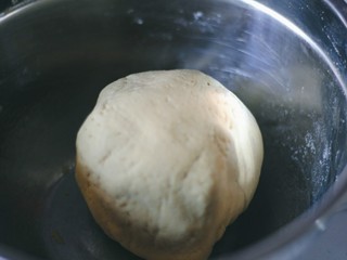 5、红糖燕麦窝头,用手团成面团。