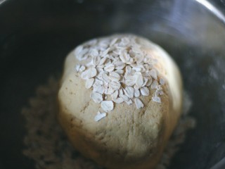 6、红糖燕麦窝头,撒入适量的燕麦片。