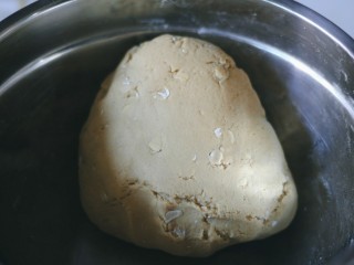 7、红糖燕麦窝头,反复揉面使麦片均匀的混合进面团中。