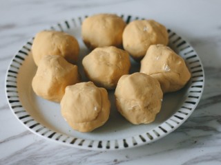 8、红糖燕麦窝头,将面团平均分成8个小面团。