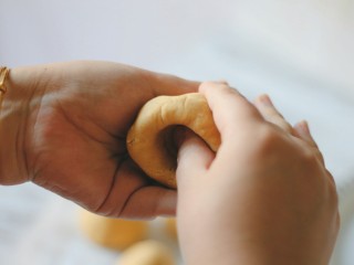 9、红糖燕麦窝头,一只手托住面团一只手大拇指往里塞一个洞出来。每按一下就转一下，整形成锥形。
