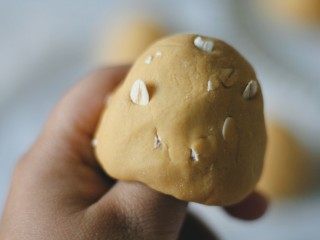 11、红糖燕麦窝头,可以在表面再装饰一些麦片。