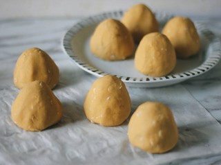 12、红糖燕麦窝头,全部弄好以后洞洞的一面朝下。