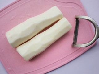 4、酸酸甜甜的奶香草莓????山药球,山药去皮。