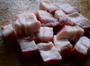 2、萝卜烧肉,将五花肉切小块，萝卜滚刀块。