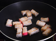 3、萝卜烧肉,将五花肉放入锅中煎制出油，两面微黄。