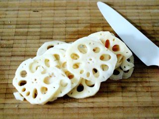 4、蔬菜海杂拌火锅????,藕洗净后去皮用刀切成薄片……