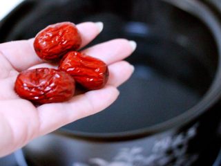 9、蔬菜海杂拌火锅????,砂锅中倒入适量清水、放入洗净的红枣