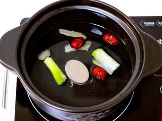 11、蔬菜海杂拌火锅????,放入切段的葱姜片