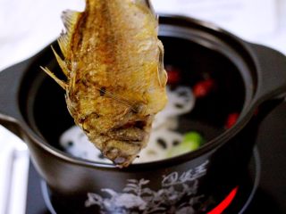 13、蔬菜海杂拌火锅????,加入煎好的海浮鱼