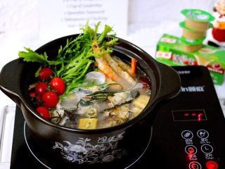 21、蔬菜海杂拌火锅????,再放入几颗小番茄、颜值爆棚有木有