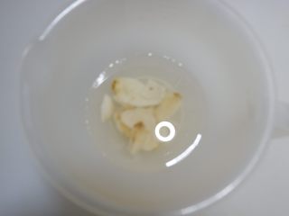 1、红枣百合蒸南瓜,将百合放水中泡发