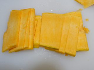 5、红枣百合蒸南瓜,冲洗干净,切成薄片