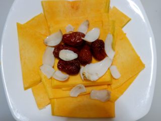 8、红枣百合蒸南瓜,和百合放在南瓜上。