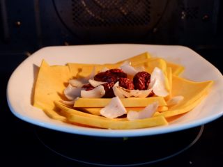 9、红枣百合蒸南瓜,锅内烧开水,把碗再放入蒸锅内大火蒸15~20分钟。