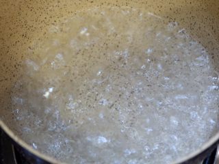 12、红枣百合蒸南瓜,烧至冰糖融化关火