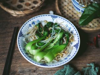 1、酸辣暖胃的 辣白菜豆腐锅,准备材料，选2~3样喜欢的蔬菜备用，这里我选了豆芽菜和小油菜