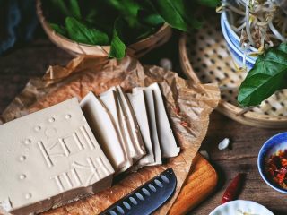 4、酸辣暖胃的 辣白菜豆腐锅,将豆腐和肉切片，或者买的时候让卖家帮你把肉弄成片(最好别选盒豆腐 容易碎)