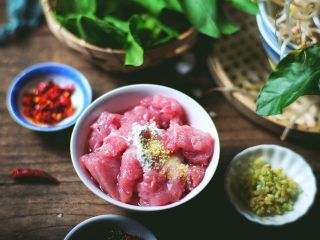 5、酸辣暖胃的 辣白菜豆腐锅,肉片可以用一点淀粉、鸡精、料酒腌制20分钟这样更入味(赶时间可以省略 建议最好腌一下)