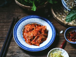 6、酸辣暖胃的 辣白菜豆腐锅,将泡菜取出 备用