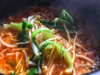 9、酸辣暖胃的 辣白菜豆腐锅,倒入一小碗水，加入蔬菜和豆腐，此时尝尝味道 放少许盐调味，盖上锅盖，小火煮5分钟左右即可