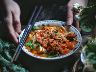 10、酸辣暖胃的 辣白菜豆腐锅,盛出，装入碗中，可以加几片香菜装饰一下 更好看