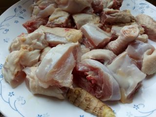 2、一碗汤 滋补鸡纵菌老鸡汤,斩成大块.