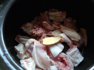 3、一碗汤 滋补鸡纵菌老鸡汤,放入砂锅里加足水..