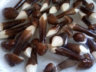 6、一碗汤 滋补鸡纵菌老鸡汤,先用水浸泡半小时.然后刷洗干净.